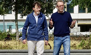 Detlef Koenemann (l.) und NW-Redakteur Stefan Brams schlendern diskutierend vorm Sommergespräch über den Kesselbrink. - Peter Unger Detlef Koenemann (l.) und NW-Redakteur Stefan Brams schlendern diskutierend vorm Sommergespräch über den Kesselbrink. - Peter Unger