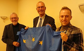Friedhelm Heckemeyer (v. l.), Ingo Stucke und Christoph Köster setzen sich in der Begegnungsstätte Stockhausen dafür ein, Europa nicht aus den Augen zu verlieren. - Frank Hartmann Friedhelm Heckemeyer (v. l.), Ingo Stucke und Christoph Köster setzen sich in der Begegnungsstätte Stockhausen dafür ein, Europa nicht aus den Augen zu verlieren. - Frank Hartmann