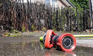 Auch in diesem Fall im Kreis Höxter ist der Versuch, Unkraut zu vernichten, schief gegangen, wie an der verbrannten Hecke zu sehen ist. Dabei hatte der Hausbesitzer noch großes Glück, weil die Feuerwehr gerade in der Nähe war. - David Schellenberg Auch in diesem Fall im Kreis Höxter ist der Versuch, Unkraut zu vernichten, schief gegangen, wie an der verbrannten Hecke zu sehen ist. Dabei hatte der Hausbesitzer noch großes Glück, weil die Feuerwehr gerade in der Nähe war. - David Schellenberg