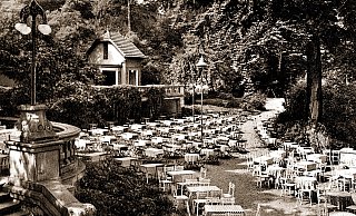 Die große Terrasse: Unter dem Rondell weitete sich die große Außenfläche aus, auf der Tische und Stühle zum Verweilen einluden. - Stadtarchiv Die große Terrasse: Unter dem Rondell weitete sich die große Außenfläche aus, auf der Tische und Stühle zum Verweilen einluden. - Stadtarchiv