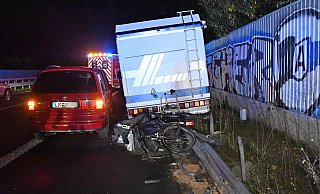 Eine 23-jährige Autofahrerin übersieht auf der Autobahn 33 im Kreis Gütersloh beim Spurwechsel ein Wohnmobil. Das prallt gegen die Lärmschutzwand und wälzt die Leitplanke um. - Andreas Eickhoff Eine 23-jährige Autofahrerin übersieht auf der Autobahn 33 im Kreis Gütersloh beim Spurwechsel ein Wohnmobil. Das prallt gegen die Lärmschutzwand und wälzt die Leitplanke um. - Andreas Eickhoff