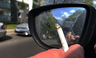 Ein Rauchverbot im Auto soll Schwangere und Minderjährige vor den Gefahren des Passivrauchens schützen. (Symbolbild) - Paul Zinken/dpa Ein Rauchverbot im Auto soll Schwangere und Minderjährige vor den Gefahren des Passivrauchens schützen. (Symbolbild) - Paul Zinken/dpa
