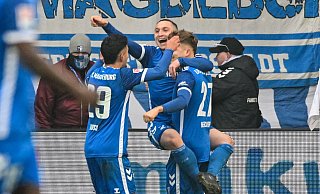 Die Magdeburger jubeln nach dem Führungstor zum 1:0 von Philipp Hercher. - Christophe Gateau/dpa Die Magdeburger jubeln nach dem Führungstor zum 1:0 von Philipp Hercher. - Christophe Gateau/dpa