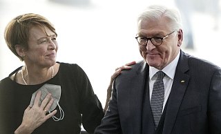 Elke Büdenbender gratuliert ihrem Mann Frank-Walter Steinmeier zur Wiederwahl. - picture alliance / ASSOCIATED PRESS Elke Büdenbender gratuliert ihrem Mann Frank-Walter Steinmeier zur Wiederwahl. - picture alliance / ASSOCIATED PRESS