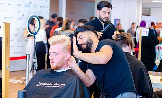 Unter Druck: Unter lauter Gesellen und Meistern schafft es der Wahl-Lipper Benean Alkurdi, sich durchzusetzen und sein Modell Kai Jöstingmeier perfekt in Szene zu setzen. - Carsten Loedige Unter Druck: Unter lauter Gesellen und Meistern schafft es der Wahl-Lipper Benean Alkurdi, sich durchzusetzen und sein Modell Kai Jöstingmeier perfekt in Szene zu setzen. - Carsten Loedige