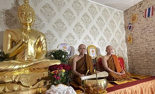 Die beiden Mönche Phra Manoon und Phra Manop sind Meditationslehrer und Brüder. Sie sitzen - wie es die buddhistischen Regeln vorgeben - während des Gebetes und der Meditation leicht erhöht. - Natalie Gottwald Die beiden Mönche Phra Manoon und Phra Manop sind Meditationslehrer und Brüder. Sie sitzen - wie es die buddhistischen Regeln vorgeben - während des Gebetes und der Meditation leicht erhöht. - Natalie Gottwald