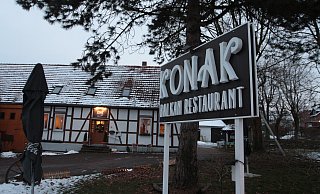 In Borchens Ortsmitte direkt an der Paderborner Straße liegt das Balkan-Restaurant "Konak". Früher war dort Nagels Hofcafe, das besonders bei Bikern beliebt war. - Uwe Müller In Borchens Ortsmitte direkt an der Paderborner Straße liegt das Balkan-Restaurant "Konak". Früher war dort Nagels Hofcafe, das besonders bei Bikern beliebt war. - Uwe Müller