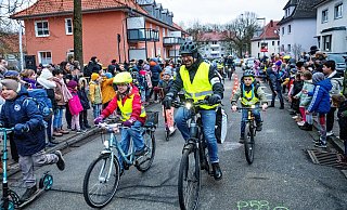 Schulkinder und Erwachsene treten im "Fahrradbus" kräftig in die Pedale. Sie werden an der Sudbrackschule begeistert empfangen. - Barbara Franke Schulkinder und Erwachsene treten im "Fahrradbus" kräftig in die Pedale. Sie werden an der Sudbrackschule begeistert empfangen. - Barbara Franke