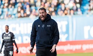 Trainer Mitch Kniat verhagelte die Niederlage von Arminia Bielefeld in Rostock spürbar die Laune. - IMAGO/Andy Bünning Trainer Mitch Kniat verhagelte die Niederlage von Arminia Bielefeld in Rostock spürbar die Laune. - IMAGO/Andy Bünning