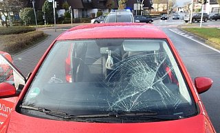 Die Passantin verletzte sich bei dem Aufprall schwer. - POLIZEI Die Passantin verletzte sich bei dem Aufprall schwer. - POLIZEI