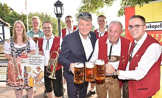 Stoßen an: Chantal Witte (v. l.), Christoph Schafer, Christoph Missing, Dirk Brüninghaus, Simon Müller, Godehard Christoph, Henrik Schafer und Sven Schafer. - Thomas Kube Stoßen an: Chantal Witte (v. l.), Christoph Schafer, Christoph Missing, Dirk Brüninghaus, Simon Müller, Godehard Christoph, Henrik Schafer und Sven Schafer. - Thomas Kube