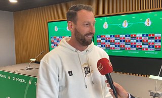 Arminia-Trainer Mitch Kniat stand im Anschluss an die Pressekonferenz auch am Mikrofon Rede und Antwort. - Jörg Dieckmann Arminia-Trainer Mitch Kniat stand im Anschluss an die Pressekonferenz auch am Mikrofon Rede und Antwort. - Jörg Dieckmann