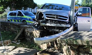 Der Opel wurde stark beschädigt. - Polizei Minden-Lübbecke Der Opel wurde stark beschädigt. - Polizei Minden-Lübbecke