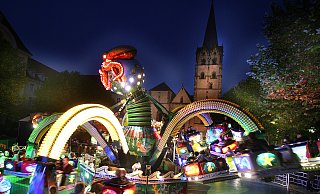 Die City-Kirmes findet auf dem Rathausplatz und auf dem Alten Markt statt. Gleichzeitig gibt es die 2. Anti-Polizei-Demo. - Frank-Michael Kiel-Steinkamp Die City-Kirmes findet auf dem Rathausplatz und auf dem Alten Markt statt. Gleichzeitig gibt es die 2. Anti-Polizei-Demo. - Frank-Michael Kiel-Steinkamp