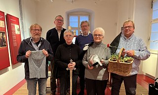 Das Fürstenberger Projektteam besteht aus 15 Ehrenamtlern. Das Bild zeigt (v. l.) Hermann Weitekamp, Antonius Monkos, Marita Schäfers, Peter Leichter, Gaby Kloppenburg und Andreas Bogel. Gemeinsam planen sie das Jubiläumsjahr. - Förderkreis für Geschichte, Kultur und Natur im Sintfeld Das Fürstenberger Projektteam besteht aus 15 Ehrenamtlern. Das Bild zeigt (v. l.) Hermann Weitekamp, Antonius Monkos, Marita Schäfers, Peter Leichter, Gaby Kloppenburg und Andreas Bogel. Gemeinsam planen sie das Jubiläumsjahr. - Förderkreis für Geschichte, Kultur und Natur im Sintfeld