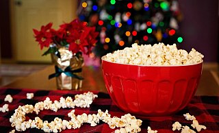 Zu Popcorn unter dem Weihnachtsbaum fehlt nur noch der richtige Film. - Pixabay Zu Popcorn unter dem Weihnachtsbaum fehlt nur noch der richtige Film. - Pixabay