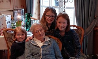 Anna Koch freut sich vor Corona-Zeiten über den Besuch der Urenkel Charlotte Roth (v.l.), Anni Roth und Rosilie Roth. - Koch Anna Koch freut sich vor Corona-Zeiten über den Besuch der Urenkel Charlotte Roth (v.l.), Anni Roth und Rosilie Roth. - Koch