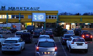 Auf dem Marktkauf-Parkplatz verfolgten Gläubige in ihren Autos den Gottesdienst. - Michael Grundmeier Auf dem Marktkauf-Parkplatz verfolgten Gläubige in ihren Autos den Gottesdienst. - Michael Grundmeier