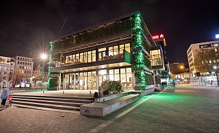 Der Grüne Würfel, jüngst für den Bürger-Dialog beleuchtet. Doch sonst gibt es zu viele dunkle Ecken auf dem Kesselbrink, finden die Kritiker. - Oliver Krato Der Grüne Würfel, jüngst für den Bürger-Dialog beleuchtet. Doch sonst gibt es zu viele dunkle Ecken auf dem Kesselbrink, finden die Kritiker. - Oliver Krato