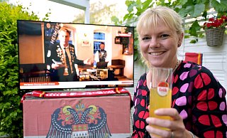 Köln-Fan Kathrin Polzin genoss die erste virtuelle Kölsche Nacht bei Freunden vor dem Fernseher. - Thomas Kube Köln-Fan Kathrin Polzin genoss die erste virtuelle Kölsche Nacht bei Freunden vor dem Fernseher. - Thomas Kube