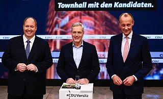 Helge Braun (v. l.) Norbert Röttgen und Friedrich Merz stellen sich in einer Townhall-Veranstaltung im Konrad-Adenauer-Haus den Fragen der Parteimitglieder - AFP Helge Braun (v. l.) Norbert Röttgen und Friedrich Merz stellen sich in einer Townhall-Veranstaltung im Konrad-Adenauer-Haus den Fragen der Parteimitglieder - AFP