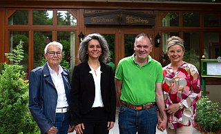 Heidi Freudenstein (v. l.), Maria Papakosta-Schurkus und Wilhelm und Claudia Deeke freuen sich darauf, gemeinsam eine geeignete Perspektive für das Forsthaus Limberg zu schaffen. - privat Heidi Freudenstein (v. l.), Maria Papakosta-Schurkus und Wilhelm und Claudia Deeke freuen sich darauf, gemeinsam eine geeignete Perspektive für das Forsthaus Limberg zu schaffen. - privat
