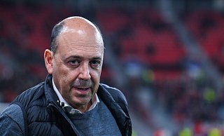 Bayer-04-CEO Fernando Carro war mit der Bewässerung des Platzes auf der Bielefelder Alm überhaupt nicht einverstanden. Arminia Bielefeld siegte im Halbfinale des DFB-Pokals verdient mit 2:1 gegen Bayer Leverkusen. - IMAGO/RHR-Foto Bayer-04-CEO Fernando Carro war mit der Bewässerung des Platzes auf der Bielefelder Alm überhaupt nicht einverstanden. Arminia Bielefeld siegte im Halbfinale des DFB-Pokals verdient mit 2:1 gegen Bayer Leverkusen. - IMAGO/RHR-Foto