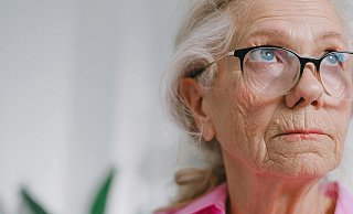 Einsamkeit ist für viele ältere Menschen ein großes Thema. Nicht alle Herforderinnen und Herforder verfügen über ein Netzwerk, haben Familie oder Freundschaften. | Symbolbild - Pexels | SHVETS production Einsamkeit ist für viele ältere Menschen ein großes Thema. Nicht alle Herforderinnen und Herforder verfügen über ein Netzwerk, haben Familie oder Freundschaften. | Symbolbild - Pexels | SHVETS production