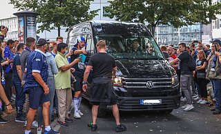 Arminia-Spieler suchten in der City nach dem Saisonabschluss am Sonntag Fan-Kontakt trotz geltender Corona-Abstandsregeln. - Sarah Jonek Arminia-Spieler suchten in der City nach dem Saisonabschluss am Sonntag Fan-Kontakt trotz geltender Corona-Abstandsregeln. - Sarah Jonek