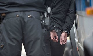 Ein Polizist hat einen Tatverdächtigen festgenommen. Bei seiner Überprüfung haben sich gleich sieben Fahndungen für den Mann ergeben. - Symbolfoto: picture alliance Ein Polizist hat einen Tatverdächtigen festgenommen. Bei seiner Überprüfung haben sich gleich sieben Fahndungen für den Mann ergeben. - Symbolfoto: picture alliance