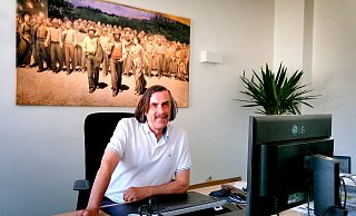 Hinter seinem Schreibtisch hat Bürgermeister Norbert Morkes eine Kopie des Gemäldes mit dem Titel "Der vierte Stand" (Il Quarto Stato) aufgehängt. - Rainer Holzkamp Hinter seinem Schreibtisch hat Bürgermeister Norbert Morkes eine Kopie des Gemäldes mit dem Titel "Der vierte Stand" (Il Quarto Stato) aufgehängt. - Rainer Holzkamp
