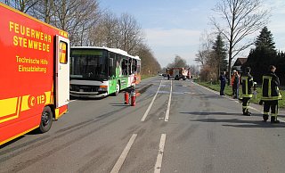 Beim Zusammenstoß wurde auch der Bus stark beschädigt, drei Fenster barsten. - Klaus Frensing Beim Zusammenstoß wurde auch der Bus stark beschädigt, drei Fenster barsten. - Klaus Frensing