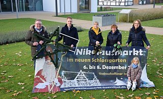 Das Veranstaltungsteam, bestehend aus (v. l.) Thomas Westhof, Pascal Pöhler, Helena Kottowski, Beate Przybilski, Angelika Schäfer und Emma, freut sich schon auf den Hövelhofer Nikolausmarkt. - Gemeinde Hövelhof Das Veranstaltungsteam, bestehend aus (v. l.) Thomas Westhof, Pascal Pöhler, Helena Kottowski, Beate Przybilski, Angelika Schäfer und Emma, freut sich schon auf den Hövelhofer Nikolausmarkt. - Gemeinde Hövelhof