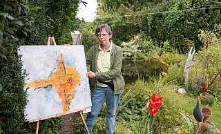 Brigitte Schrauwen zeigt einen Teil ihrer Arbeiten im Garten. Sie verbindet die Einladung hinter das "Offene Gartentor" mit einer Präsentation ihrer Malerei. - Ralf Bittner Brigitte Schrauwen zeigt einen Teil ihrer Arbeiten im Garten. Sie verbindet die Einladung hinter das "Offene Gartentor" mit einer Präsentation ihrer Malerei. - Ralf Bittner