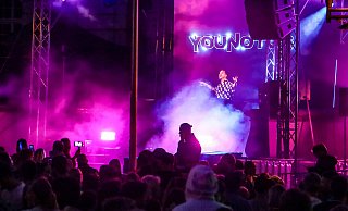 YouNotUs begeistert mit feschen Beats, die mehr als Tausend Gäste der After-Race-Party auf dem Herforder Rathausplatz. - Daniel Salmon YouNotUs begeistert mit feschen Beats, die mehr als Tausend Gäste der After-Race-Party auf dem Herforder Rathausplatz. - Daniel Salmon
