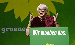 Die Bundestagsvizepräsidentin der Grünen, Claudia Roth, spricht bei der Landesdelegiertenkonferenz der bayerischen Grünen im Messezentrum. - Foto: Stefan Puchner/dpa Die Bundestagsvizepräsidentin der Grünen, Claudia Roth, spricht bei der Landesdelegiertenkonferenz der bayerischen Grünen im Messezentrum. - Foto: Stefan Puchner/dpa