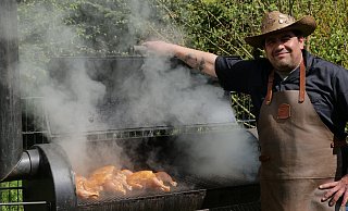 Hawk Blackburn am Smoker. Darauf grillt er sein Lieblingsessen: ausgelöste Hähnchensteaks. Bei der Show "The Taste" geht es um filigrane Gerichte auf einem Löffel. - Günther Müller Hawk Blackburn am Smoker. Darauf grillt er sein Lieblingsessen: ausgelöste Hähnchensteaks. Bei der Show "The Taste" geht es um filigrane Gerichte auf einem Löffel. - Günther Müller