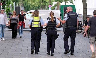 Die Polizei, Ordnungsamt und Sicherheitsdienste - unser Achrivfoto zeigt einen gemeinsamen Streifengang - sind am Wochenende mit verstärkten Kräften auf der Innenstadtfete und im Kurpark im Einsatz. - Thorsten Gödecker Die Polizei, Ordnungsamt und Sicherheitsdienste - unser Achrivfoto zeigt einen gemeinsamen Streifengang - sind am Wochenende mit verstärkten Kräften auf der Innenstadtfete und im Kurpark im Einsatz. - Thorsten Gödecker