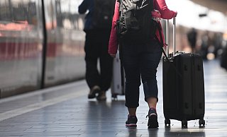 Verreisen ohne umzusteigen: Bahn, Bus und Flugzeug bieten viele Möglichkeiten, um aus Paderborn eine Reise anzutreten. (Symbolbild) - dpa Verreisen ohne umzusteigen: Bahn, Bus und Flugzeug bieten viele Möglichkeiten, um aus Paderborn eine Reise anzutreten. (Symbolbild) - dpa
