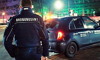 Ordnungsamt und Polizei kontrollieren ab der Nacht von Freitag auf Samstag - der Krisenstabsleiter wendet sich vorab noch einmal an die Bielefelder. - Barbara Franke (Archiv) Ordnungsamt und Polizei kontrollieren ab der Nacht von Freitag auf Samstag - der Krisenstabsleiter wendet sich vorab noch einmal an die Bielefelder. - Barbara Franke (Archiv)