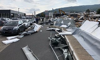 Die Trümmerteile verteilten sich großflächig auf der Straße. - Polizei Minden-Lübbecke Die Trümmerteile verteilten sich großflächig auf der Straße. - Polizei Minden-Lübbecke