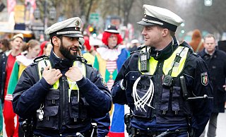 Insgesamt sei der Rosenmontag aber friedlich verlaufen, heißt es von der Polizei Gütersloh. - Themenfoto/picture alliance Insgesamt sei der Rosenmontag aber friedlich verlaufen, heißt es von der Polizei Gütersloh. - Themenfoto/picture alliance