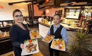 Jay Au und Janine Au präsentieren verschiedene asiatische Speisen in ihrem neuen Restaurant in Sennestadt „ La Panda" - Oliver Krato Jay Au und Janine Au präsentieren verschiedene asiatische Speisen in ihrem neuen Restaurant in Sennestadt „ La Panda" - Oliver Krato