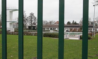Hinter Gittern: Noch ist das Freibad geschlossen, erst in den Sommermonaten werden sich die Türen wieder öffnen. - Meiko Haselhorst Hinter Gittern: Noch ist das Freibad geschlossen, erst in den Sommermonaten werden sich die Türen wieder öffnen. - Meiko Haselhorst