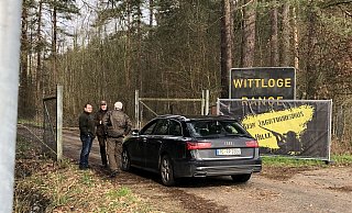 Anwohner und Mitglieder der Bürgerinitiaitve "Kein Kriegslärm in Hille" versammelten sich jetzt am Eingang zum Schießstand, um zu protestieren. - Foto: Stefanie Dullweber Anwohner und Mitglieder der Bürgerinitiaitve "Kein Kriegslärm in Hille" versammelten sich jetzt am Eingang zum Schießstand, um zu protestieren. - Foto: Stefanie Dullweber