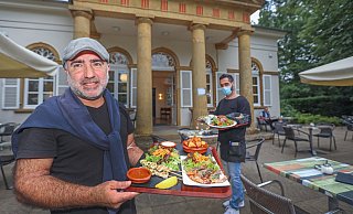 Frisch aus der Küche kommen die Tapasteller auf den Tisch. Murat Güldiken (l.) und Kellner Güven Gülmez servieren. - Sarah Jonek Frisch aus der Küche kommen die Tapasteller auf den Tisch. Murat Güldiken (l.) und Kellner Güven Gülmez servieren. - Sarah Jonek