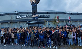 Vor dem Heimspiel gegen Braunschweig trafen sich die Schülerinnen und Schüler des Paderborner Reismann-Gymnasiums noch zu einem gemeinsamen Gruppenfoto am Fanpoint vor der Home-Deluxe-Arena. - Reismann-Gymnasium Vor dem Heimspiel gegen Braunschweig trafen sich die Schülerinnen und Schüler des Paderborner Reismann-Gymnasiums noch zu einem gemeinsamen Gruppenfoto am Fanpoint vor der Home-Deluxe-Arena. - Reismann-Gymnasium