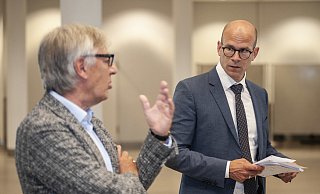 Ingo Nürnberger (r.) kann zuhören (hier seinem Vertreter Udo Witthaus), ist fachlich gut unterwegs und arbeitet fast schon leidenschaftlich in der für ihn ungewohnten Rolle des Krisenstabschefs. - Joerg Dieckmann Ingo Nürnberger (r.) kann zuhören (hier seinem Vertreter Udo Witthaus), ist fachlich gut unterwegs und arbeitet fast schon leidenschaftlich in der für ihn ungewohnten Rolle des Krisenstabschefs. - Joerg Dieckmann