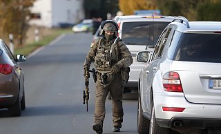 Das Symbolfoto zeigt einen SEK-Beamten bei einem Einsatz im November 2018 in Minden. In Hausberge war das Bielefelder SEK am Freitagmorgen im Einsatz. - MT-Archivfoto: Alex-Lehn Das Symbolfoto zeigt einen SEK-Beamten bei einem Einsatz im November 2018 in Minden. In Hausberge war das Bielefelder SEK am Freitagmorgen im Einsatz. - MT-Archivfoto: Alex-Lehn