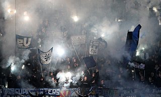 Der Anpfiff zur zweiten Hälfte war für einige SCP-Fans das Signal, um im Gästeblock des Fritz-Walter-Stadions eine Pyro-Show zu starten. - picture alliance / Promediafoto Der Anpfiff zur zweiten Hälfte war für einige SCP-Fans das Signal, um im Gästeblock des Fritz-Walter-Stadions eine Pyro-Show zu starten. - picture alliance / Promediafoto